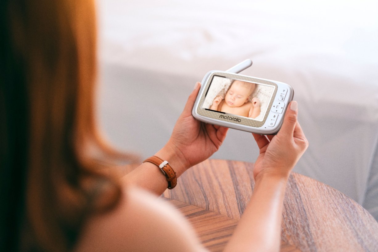 Motorola Video Baby Monitor with Wi-Fi camera and 5" Screen - Gold/White (Refurbished)